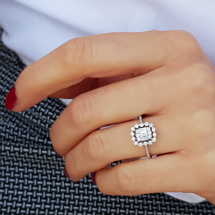 0.44 Karat Pırlanta Baget Yüzük