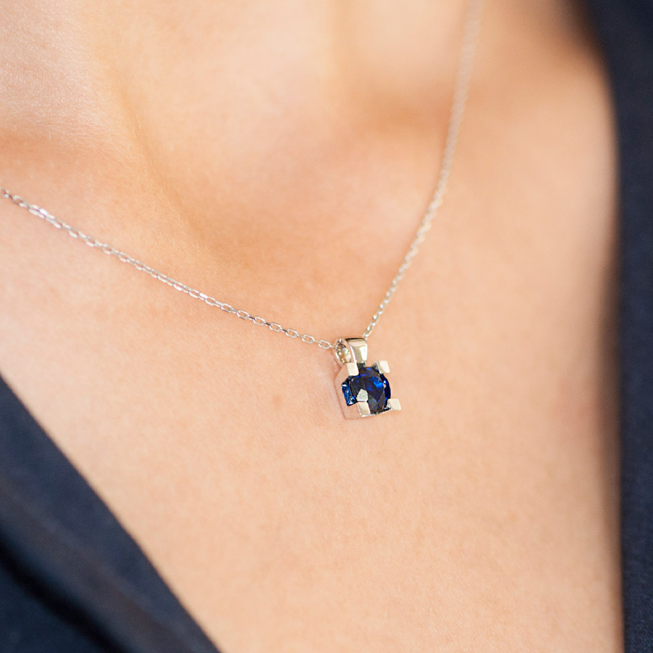 0.72 Karat Safir Kolye